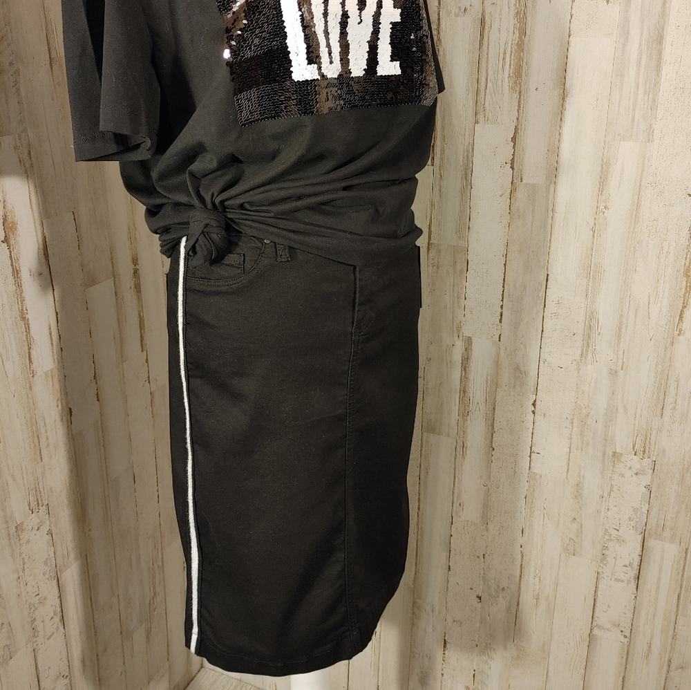 New BlankNYC black skirt with side stripe sz 4(27)